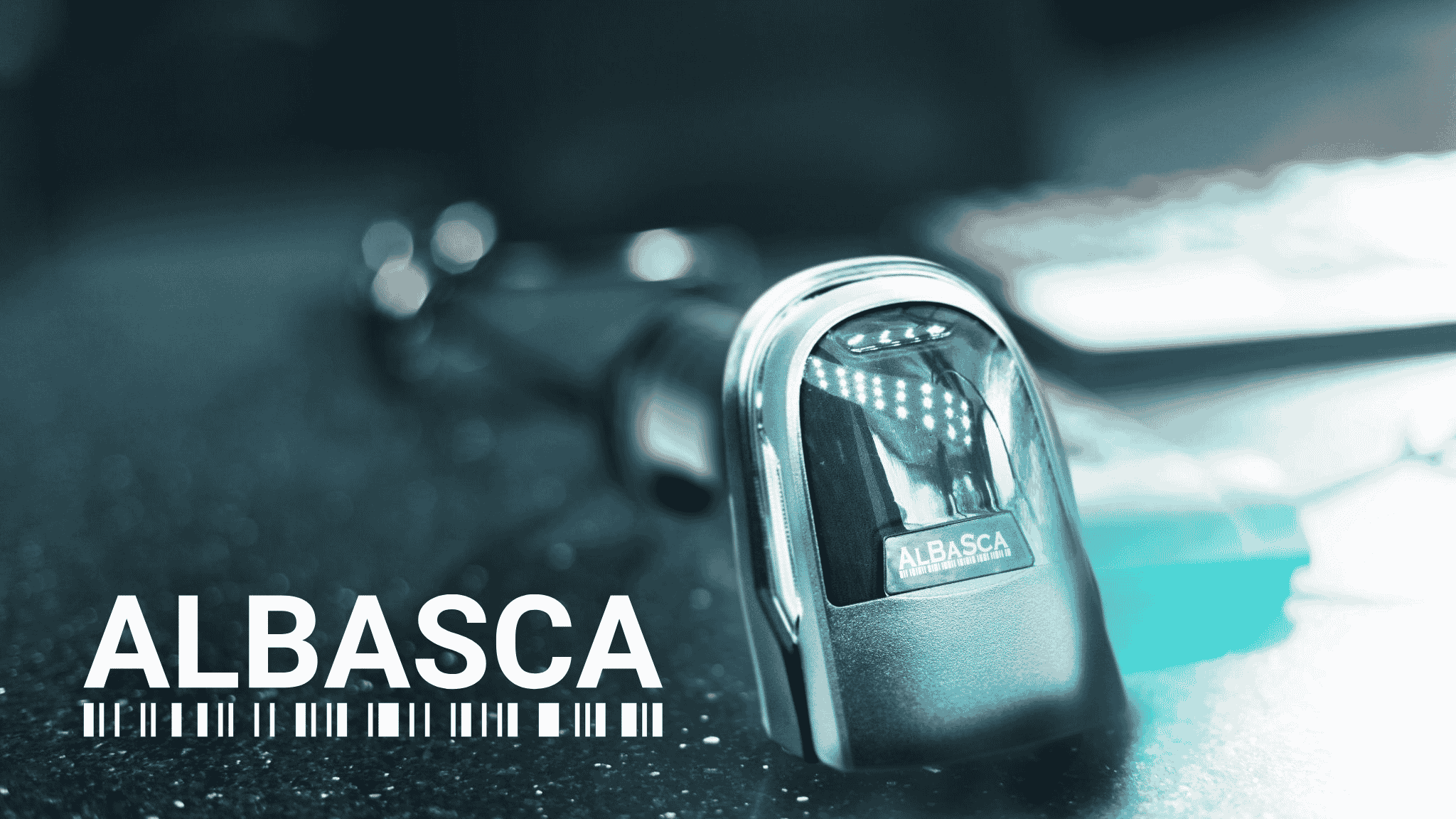 Eine stilvoll beleuchtete Nahaufnahme des Lesekopfes eines Albasca-Barcodescanners, bei dem die internen LEDs durch das Scanfenster sichtbar sind. Im Vordergrund ist der Markenname ALBASCA groß in weißen Buchstaben über einer Strichcode-Grafik eingeblendet.