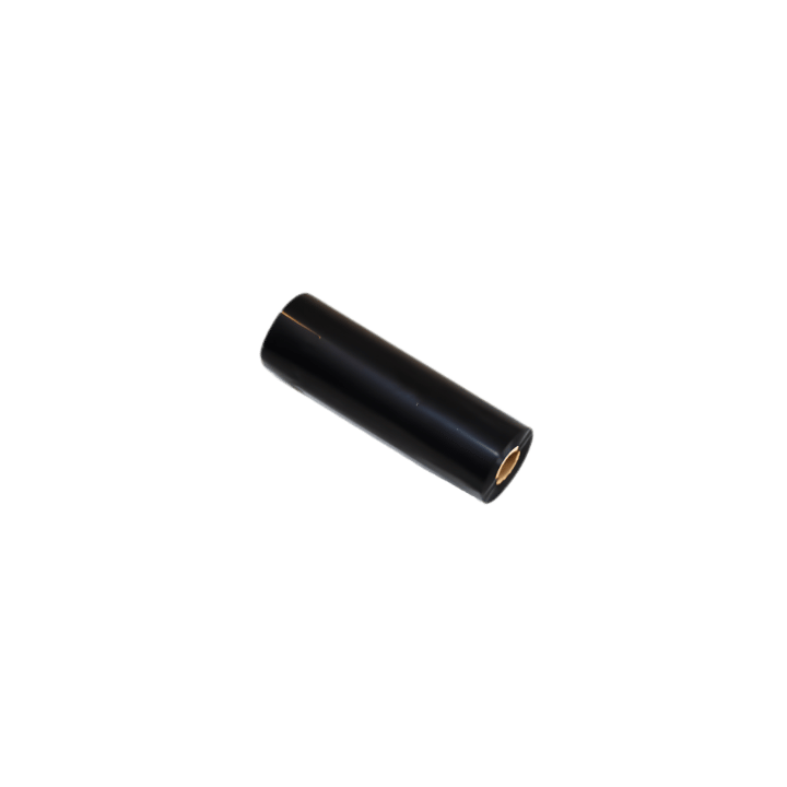 Eine lange, schwarze Rolle Karbonband für Thermotransferdrucker mit sichtbarem braunen Pappkern, in schräger Ansicht auf transparentem Hintergrund freigestellt.