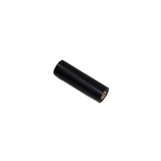 Eine lange, schwarze Rolle Karbonband für Thermotransferdrucker mit sichtbarem braunen Pappkern, in schräger Ansicht auf transparentem Hintergrund freigestellt.