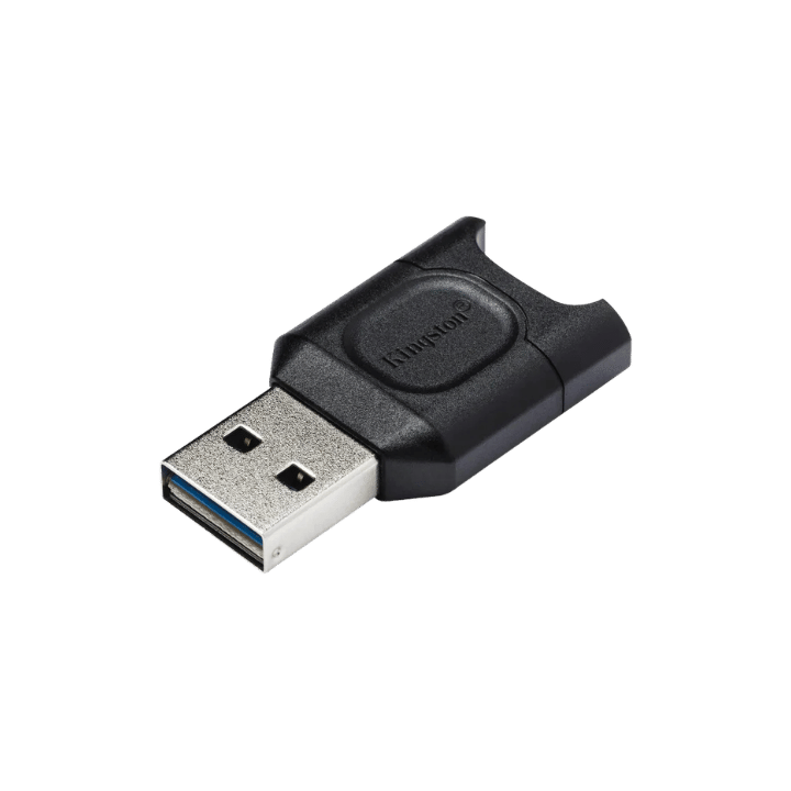 Ein schwarzer Kingston USB-Stick in der schrägen Draufsicht auf transparentem Hintergrund. Der metallene USB-Anschluss hat ein blaues Innenleben, das Logo der Marke ist auf dem schwarzen Gehäuse eingeprägt.