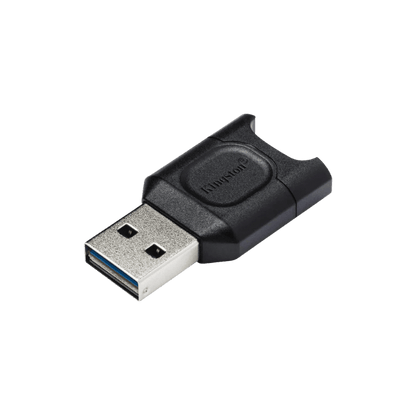 Ein schwarzer Kingston USB-Stick in der schrägen Draufsicht auf transparentem Hintergrund. Der metallene USB-Anschluss hat ein blaues Innenleben, das Logo der Marke ist auf dem schwarzen Gehäuse eingeprägt.