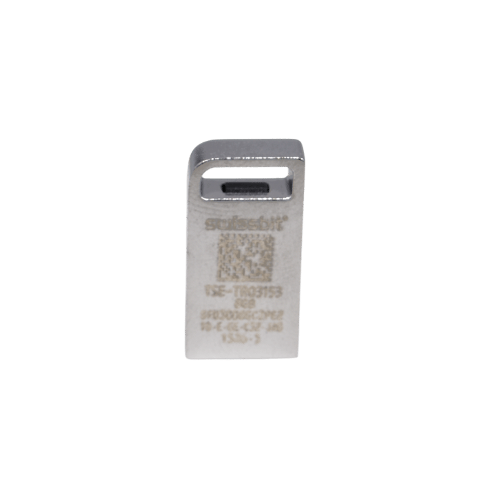 Ein silberner Swissbit TSE USB-Stick aus Metall auf transparentem Hintergrund. Auf der Rückseite sind das Logo, ein QR-Code sowie die Modellbezeichnung TSE-TR03153 und 8GB eingraviert.