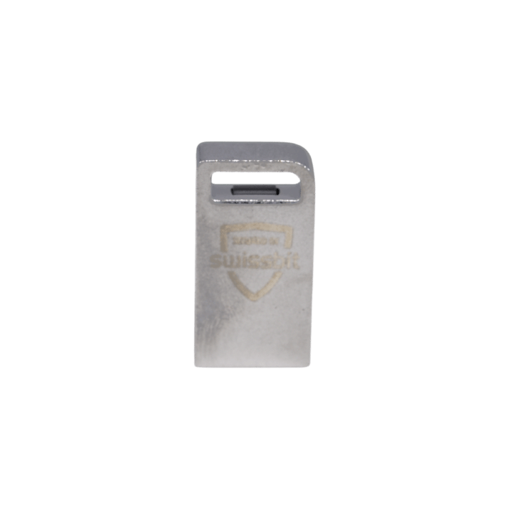 Ein silberner Swissbit TSE USB-Stick aus Metall in der Vorderansicht auf transparentem Hintergrund. Auf dem Gehäuse ist deutlich das eingravierte Swissbit-Logo in Form eines Wappens zu erkennen.