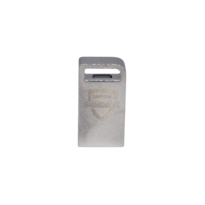 Ein silberner Swissbit TSE USB-Stick aus Metall in der Vorderansicht auf transparentem Hintergrund. Auf dem Gehäuse ist deutlich das eingravierte Swissbit-Logo in Form eines Wappens zu erkennen.